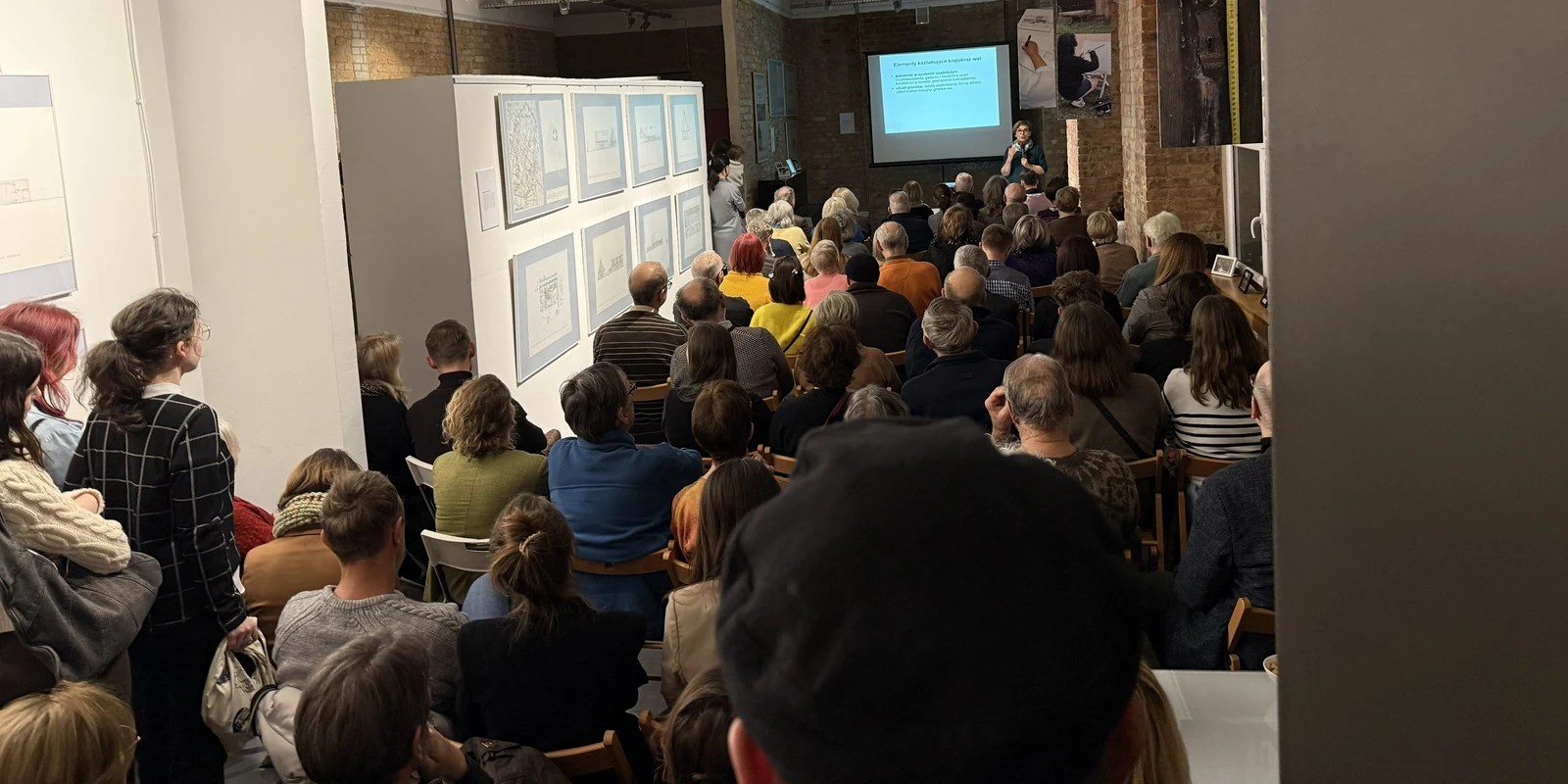 Publiczność i wysoka frekwencja na wykładzie o dziedzictwie Olędrów w Poznaniu baner.webp